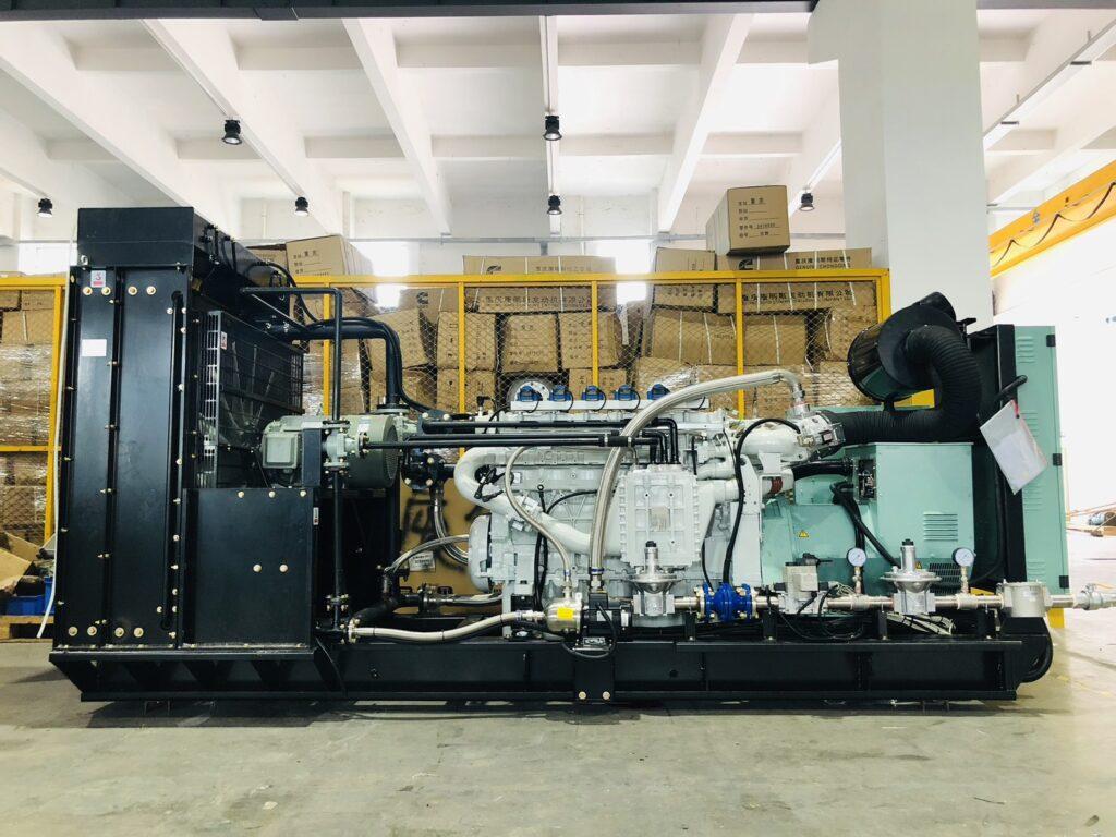 ชุดเครื่องกำเนิดไฟฟ้าแบบใช้แก๊ส เห็นชุดจ่ายแก๊ส gas train เรกูเลเตอร์ และมิกเซอร์ผสมแก๊สติดตั้งอยู่ด้านหน้าเครื่องยนต์