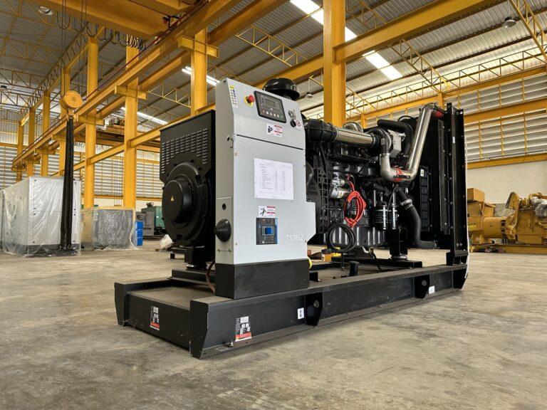 เครื่องปั่นไฟ Cummins vs SDEC ที่ kVA เท่ากัน ต่างกันตรงไหน? เทียบราคา 11 คู่ 69-825 kVA เครื่องยนต์ ไดปั่นไฟ ชุดควบคุม รับประกัน (2026)